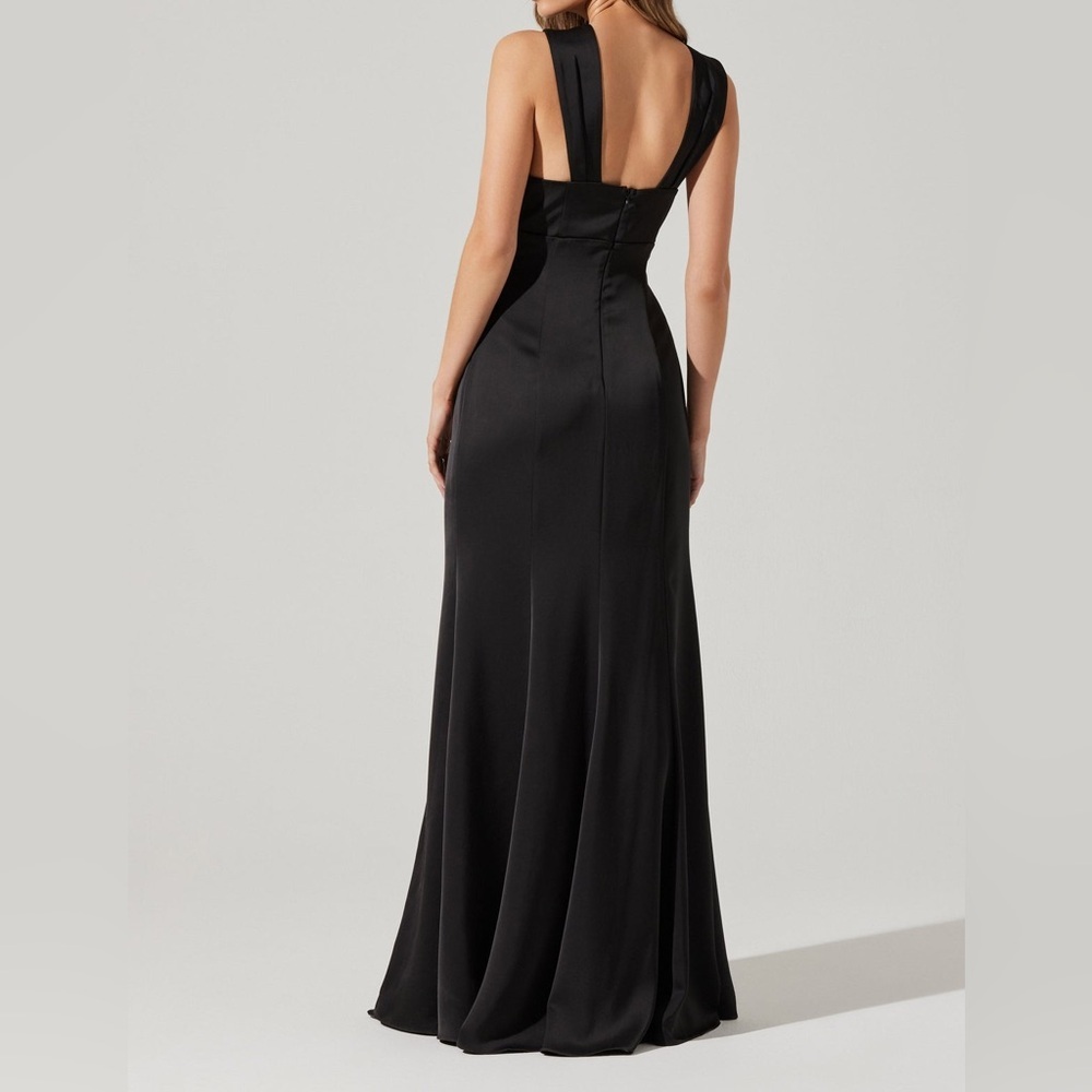 New ASTR The Label Georgiana Halter Neck Maxi Dress in Black - Picture 5 of 11